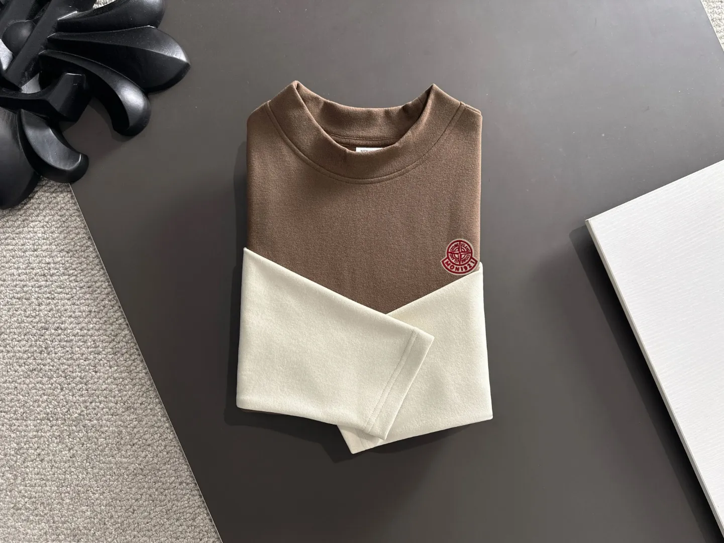 Next day shipment P360 Stone lsland/Stone Island Exclusive launch of 25ss new autumn and winter long sleeves Many celebrities have the same style. Craftsmanship that ordinary small workshops cannot copy. No matter in terms of materials, detail restoration and craftsmanship, we are not afraid of any challenges, just to provide you with wonderful products. Compare the top original versions at will. No expense is spared just to do better. Unique imported fabric feel. Purely imported German machine production. Precision operation and 10,000-needle density. A full set of new accessories with three standards can be customized simultaneously. The upper body is versatile and fashionable. The perfect choice for autumn and winter. A must-have item. Size chart: M to XL (or please state your height and weight when placing an order)